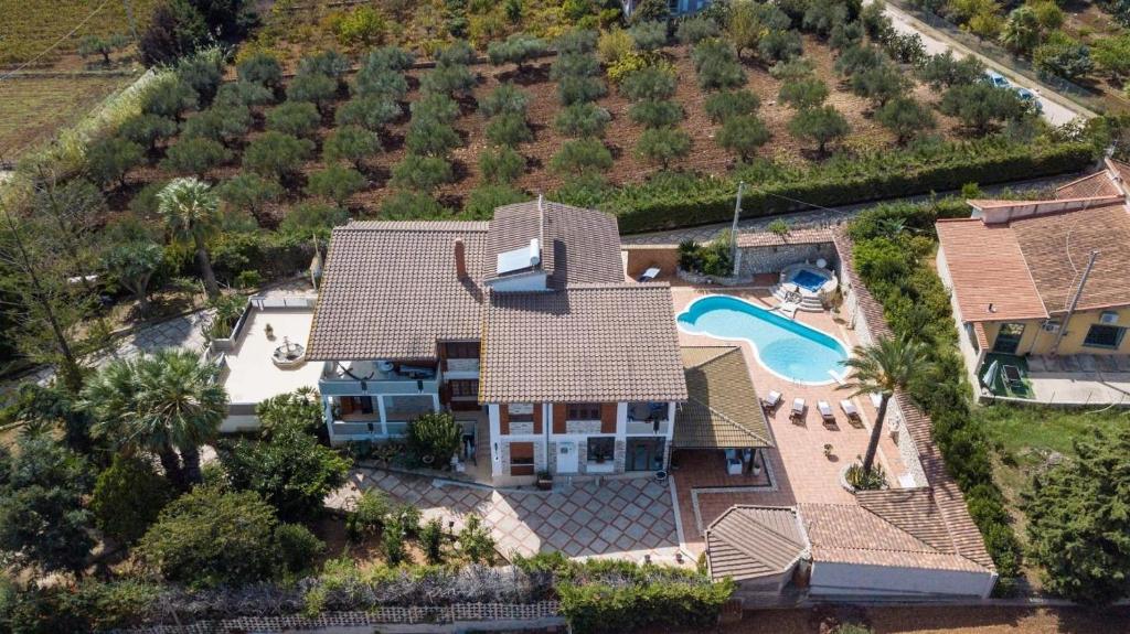 une vue aérienne d'une maison avec piscine dans l'établissement Villa Aversa, à Castellammare del Golfo