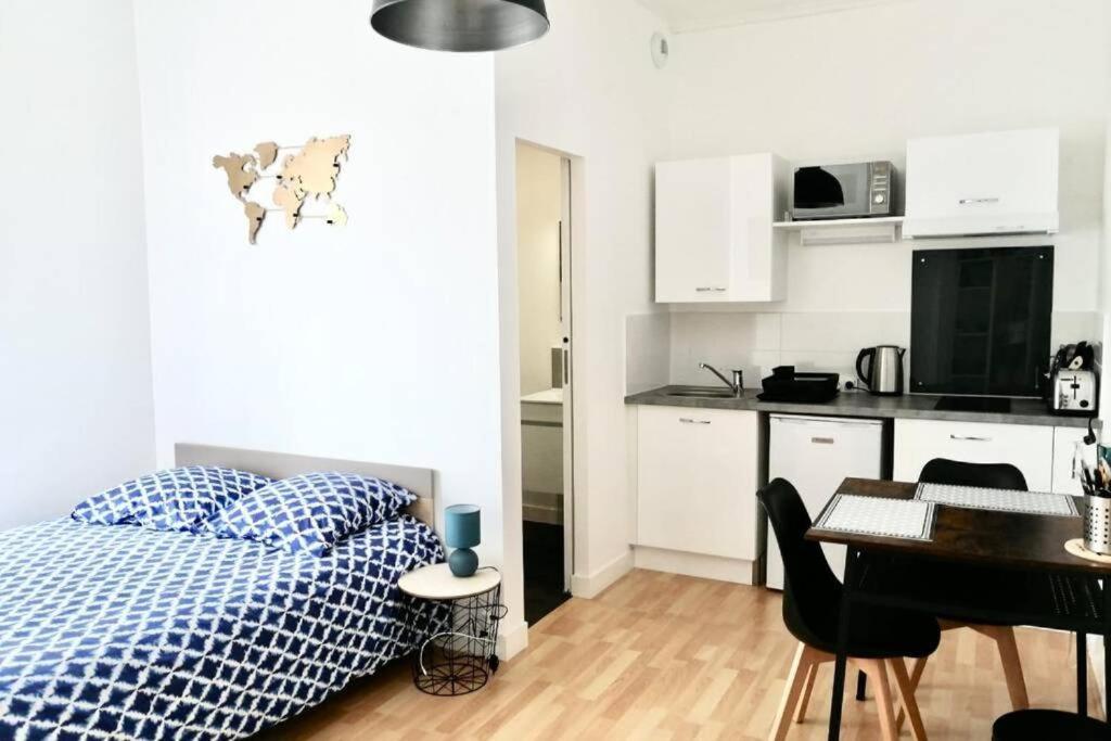 une chambre avec un lit et un bureau et une cuisine dans l'établissement Huka Studio - Centre Ville Poitiers, à Poitiers