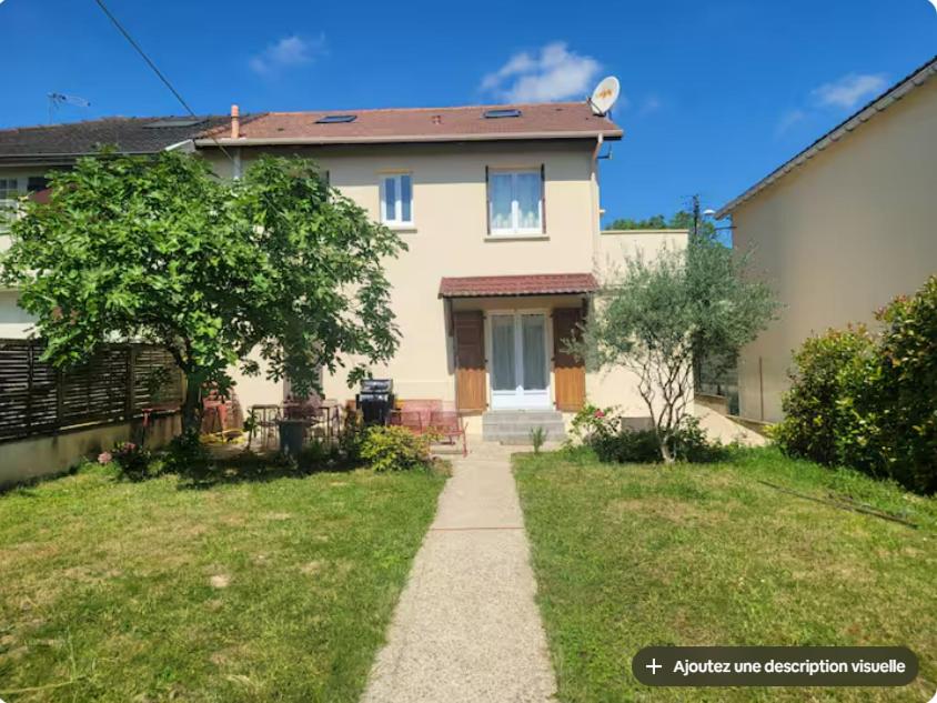 a house with a pathway in front of a yard at Charmant appartement 35 m2 avec terrasse et jardin in Domont