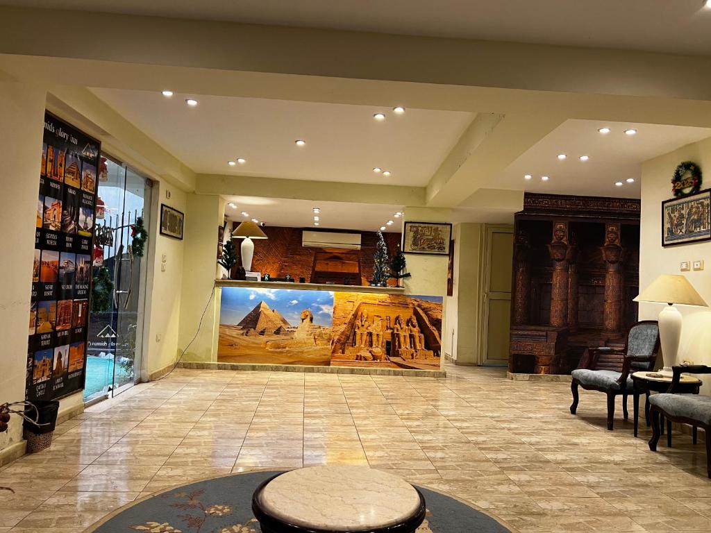 TV a/nebo společenská místnost v ubytování Pyramids Vista INN