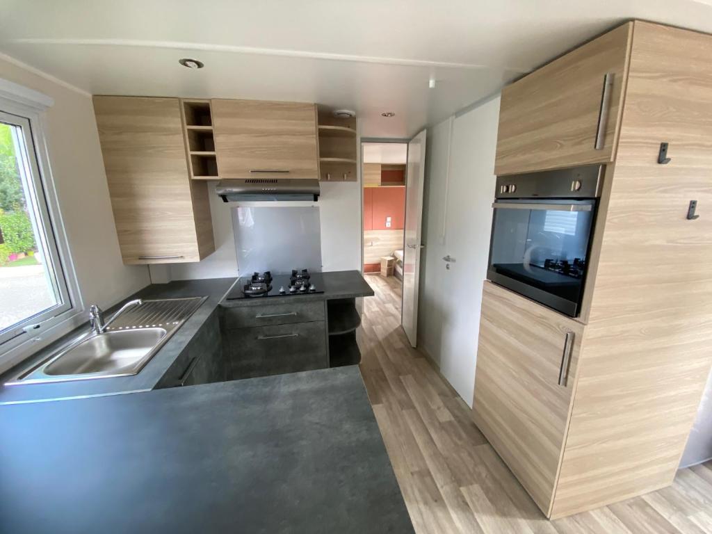 Kuchyň nebo kuchyňský kout v ubytování mobile home for you Les Rives de Condrieu