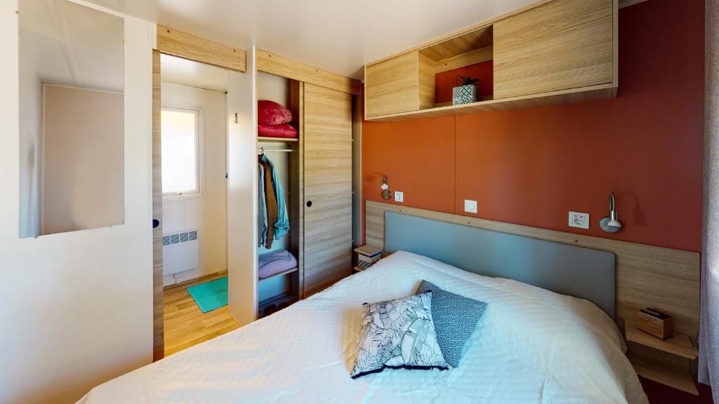 Postel nebo postele na pokoji v ubytování mobile home for you Les Rives de Condrieu