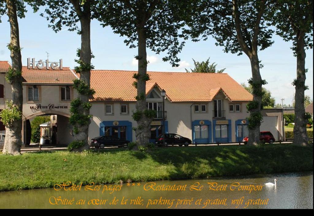 dom z samochodem zaparkowanym przed nim w obiekcie Logis Hôtel Les Pages w mieście Lunéville