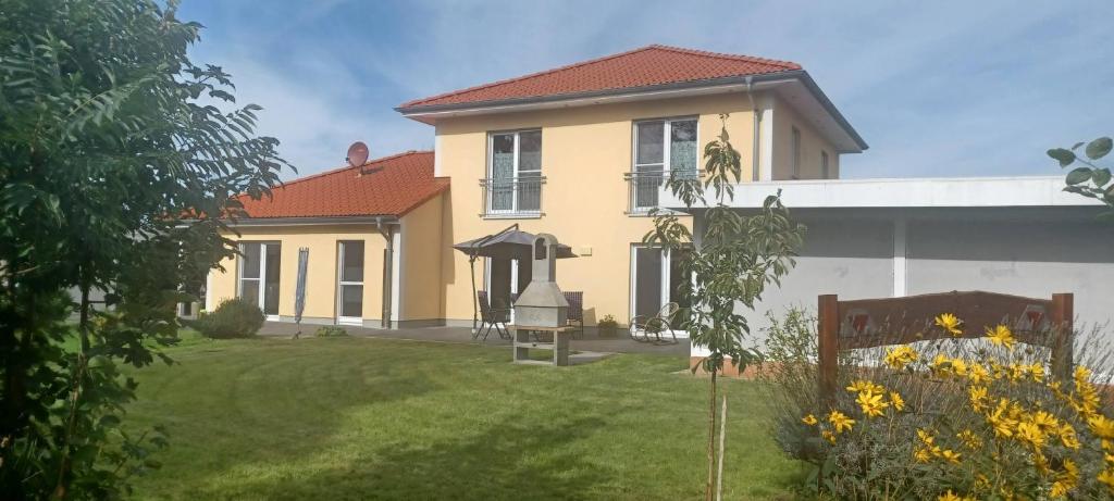 Aed väljaspool majutusasutust Ferienwohnung Luisa Klein In Aurich Tannenhausen