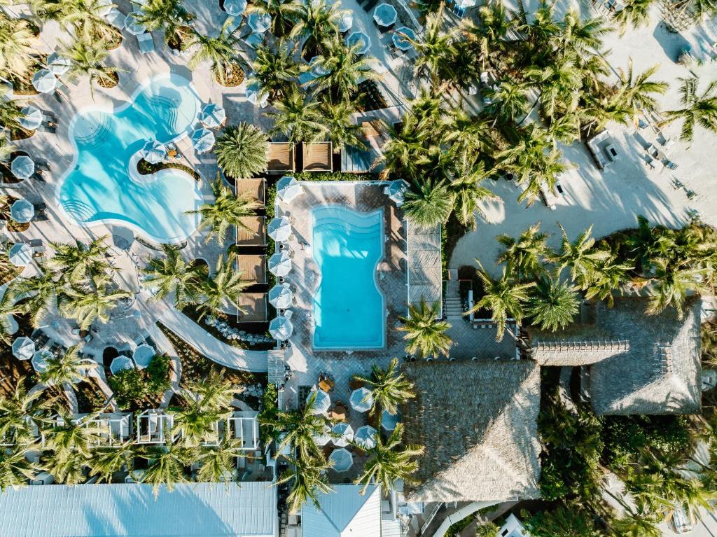 an overhead view of a resort with a pool and palm trees at Islander Resort in Islamorada