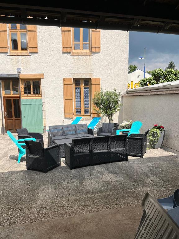 d'une terrasse avec des tables et des chaises noires et bleues. dans l'établissement Maison de ville 13 couchages à 5 minutes du Pal, à Dompierre-sur-Besbre