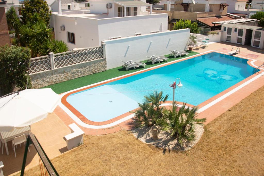 an overhead view of a swimming pool on top of a building at PURA B&b in Noicattaro