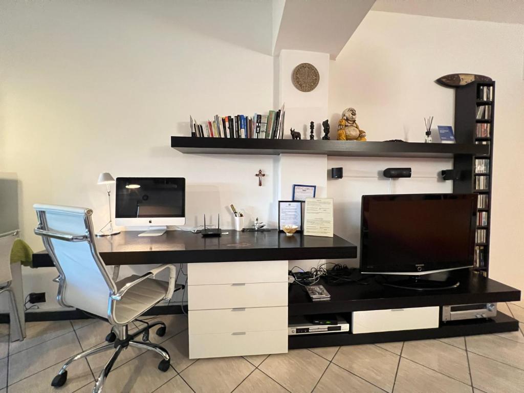 Televízia a/alebo spoločenská miestnosť v ubytovaní Bali Loft Savona Albissola