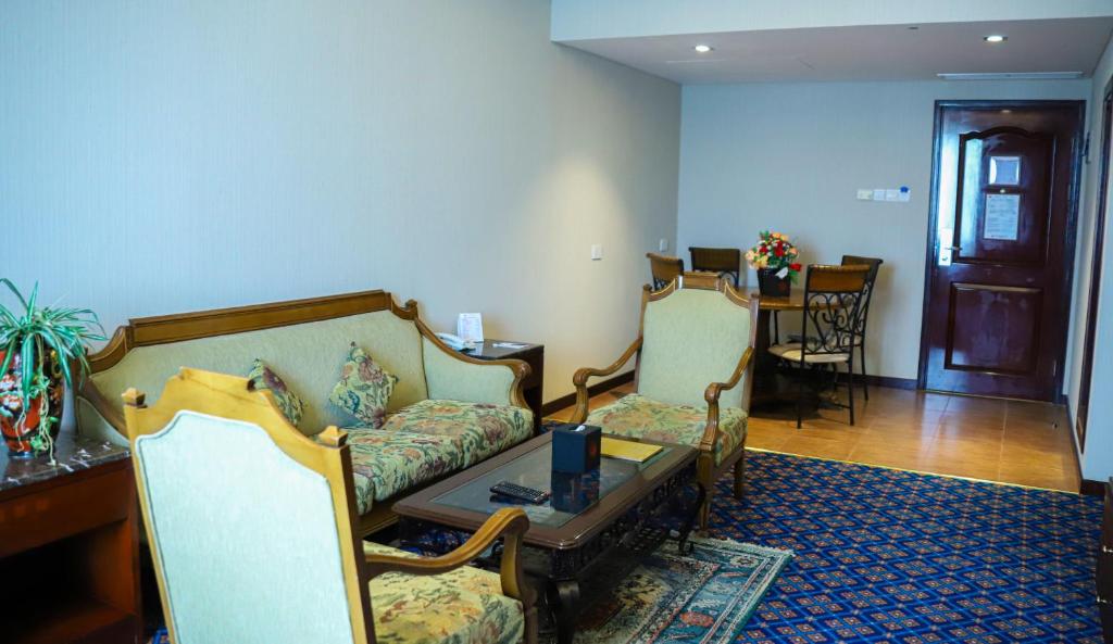 Posezení v ubytování Ramee Guestline Hotel