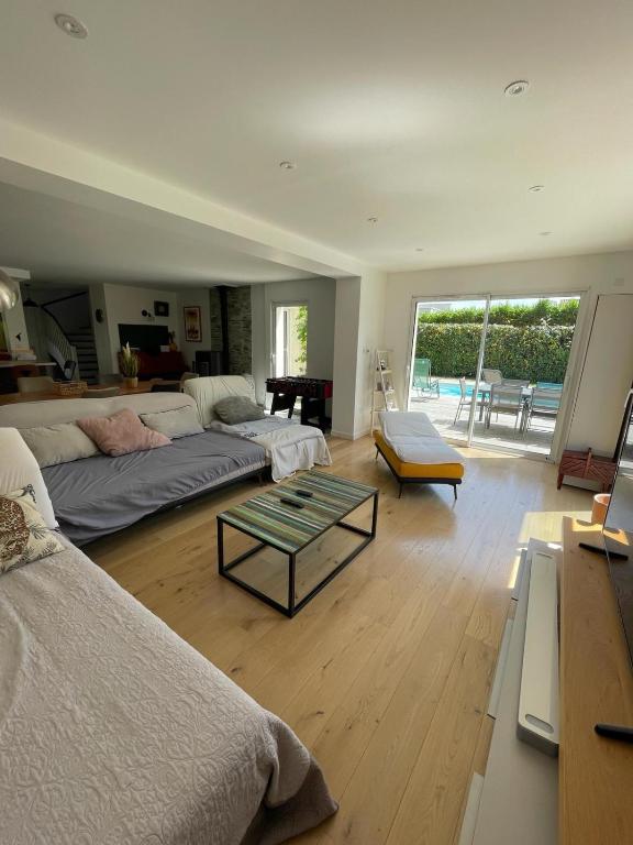 Photo de la galerie de l'établissement Villa Privée avec Piscine et Jardin à 10 Minutes de Lyon, à Genas