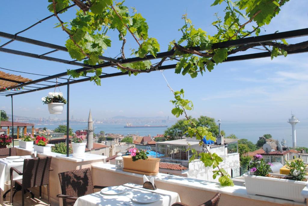 vista dal tetto di un ristorante con tavoli e sedie di Hotel Buhara Family Inn a Istanbul