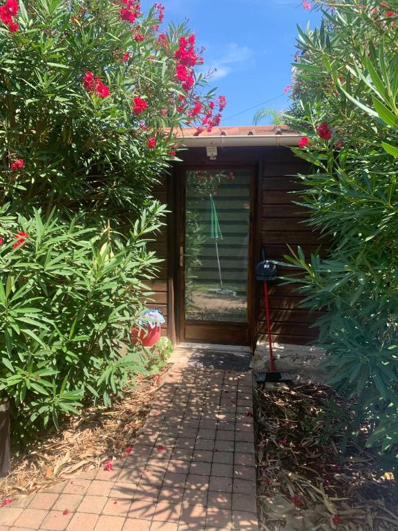 une maison en bois avec une passerelle menant à une porte dans l'établissement T2 au calme proche Parc des expositions de Montpellier, à Mauguio