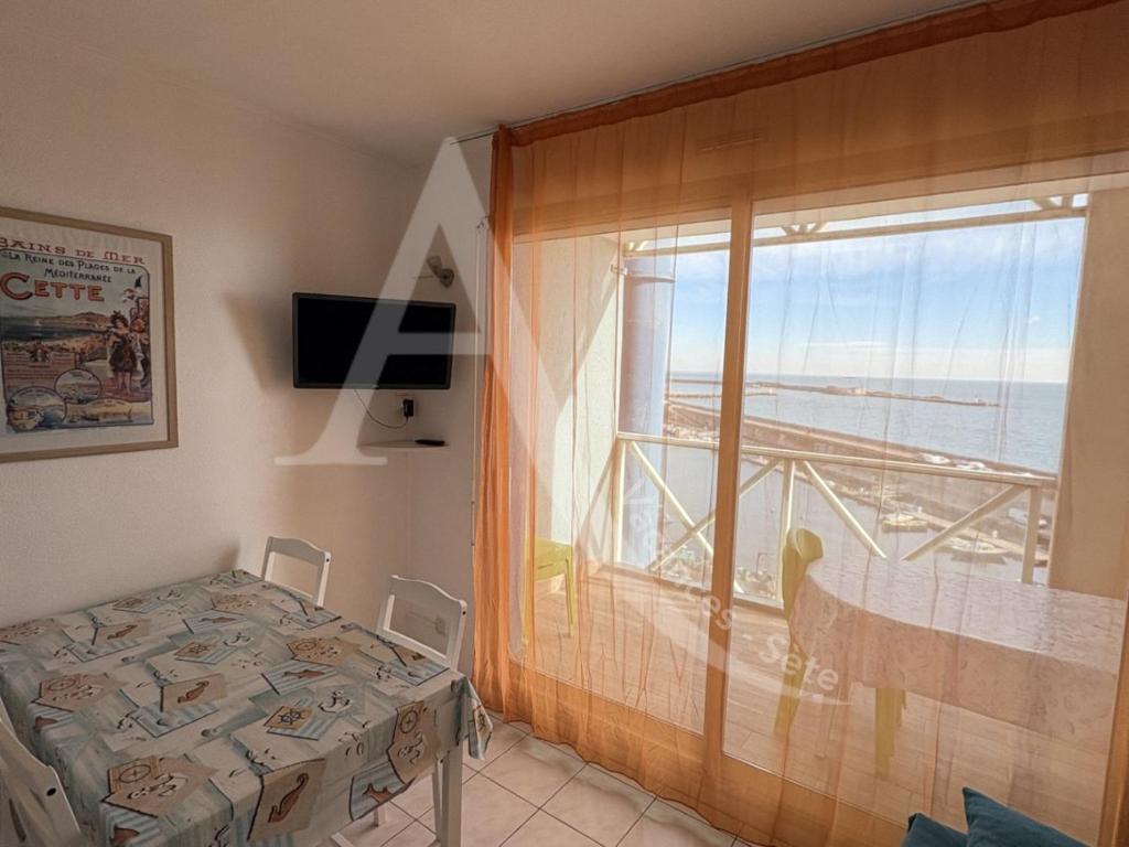 - une chambre avec un lit et une fenêtre offrant une vue sur l'océan dans l'établissement 1ERE LIGNE PORT DE SETE, 1 CHAMBRE, PKG, PISCINE, à Sète