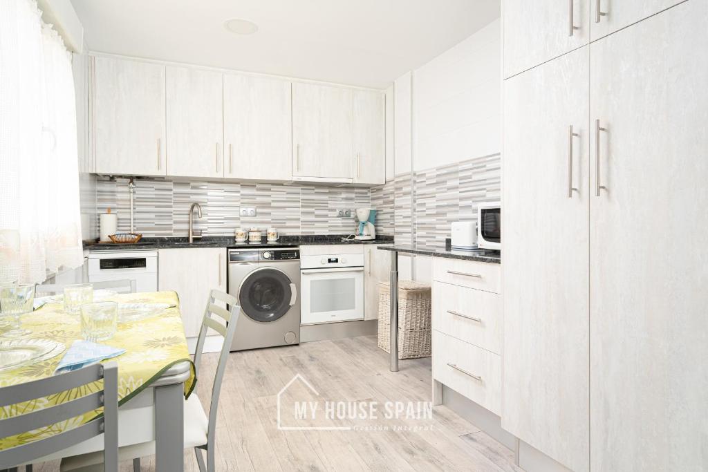 Kuchyň nebo kuchyňský kout v ubytování MyHouseSpain - Piso 3 habitaciones cerca playa San Lorenzo