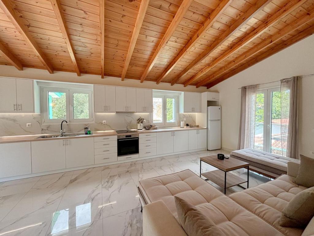 a living room with a couch and a kitchen at Magellanos Mint House- Kinopiastes in Kynopiástai