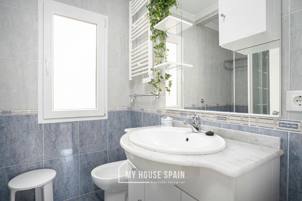 Koupelna v ubytování MyHouseSpain - Piso 3 habitaciones cerca playa San Lorenzo