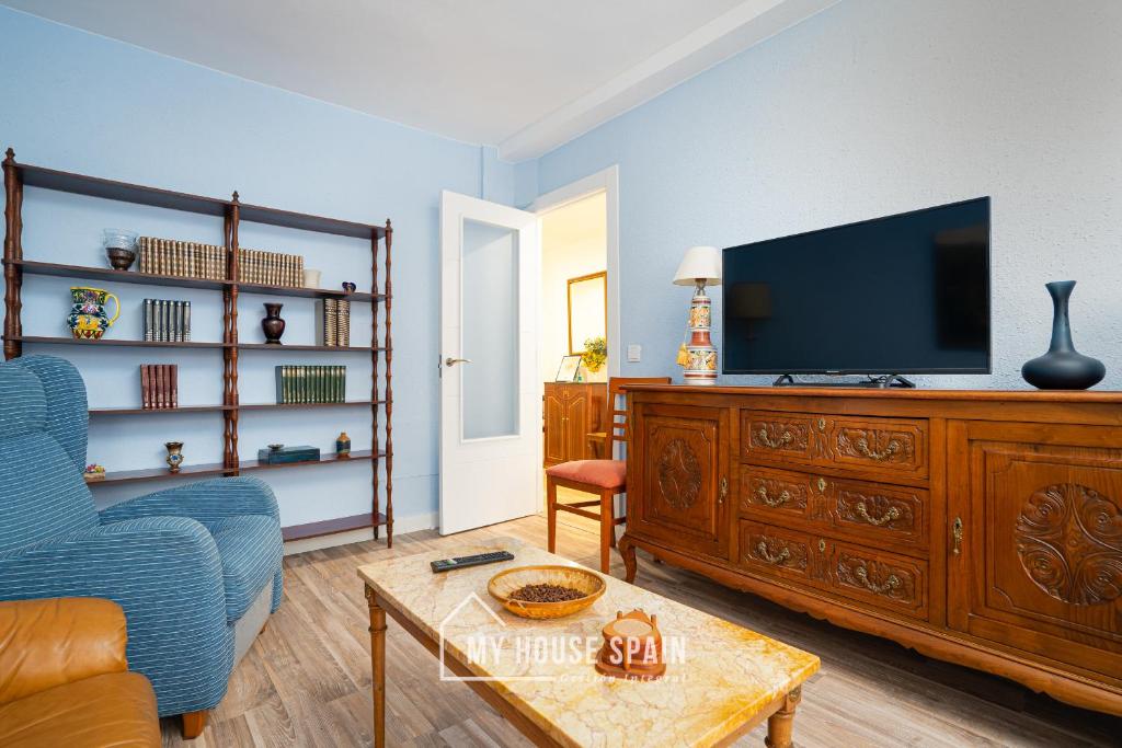 TV a/nebo společenská místnost v ubytování MyHouseSpain - Piso 3 habitaciones cerca playa San Lorenzo