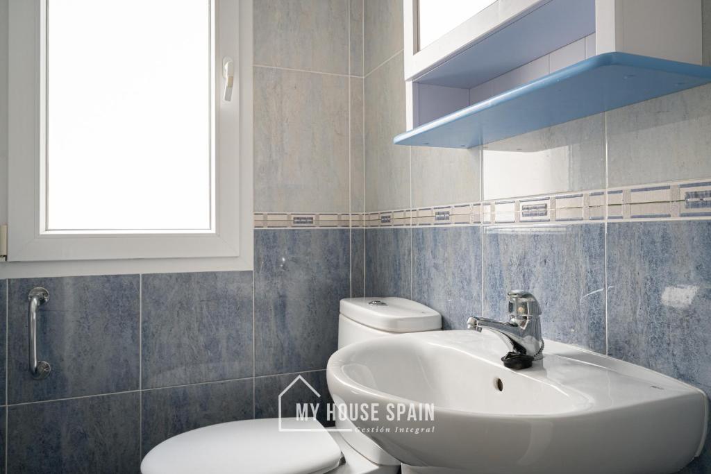 Koupelna v ubytování MyHouseSpain - Piso 3 habitaciones cerca playa San Lorenzo