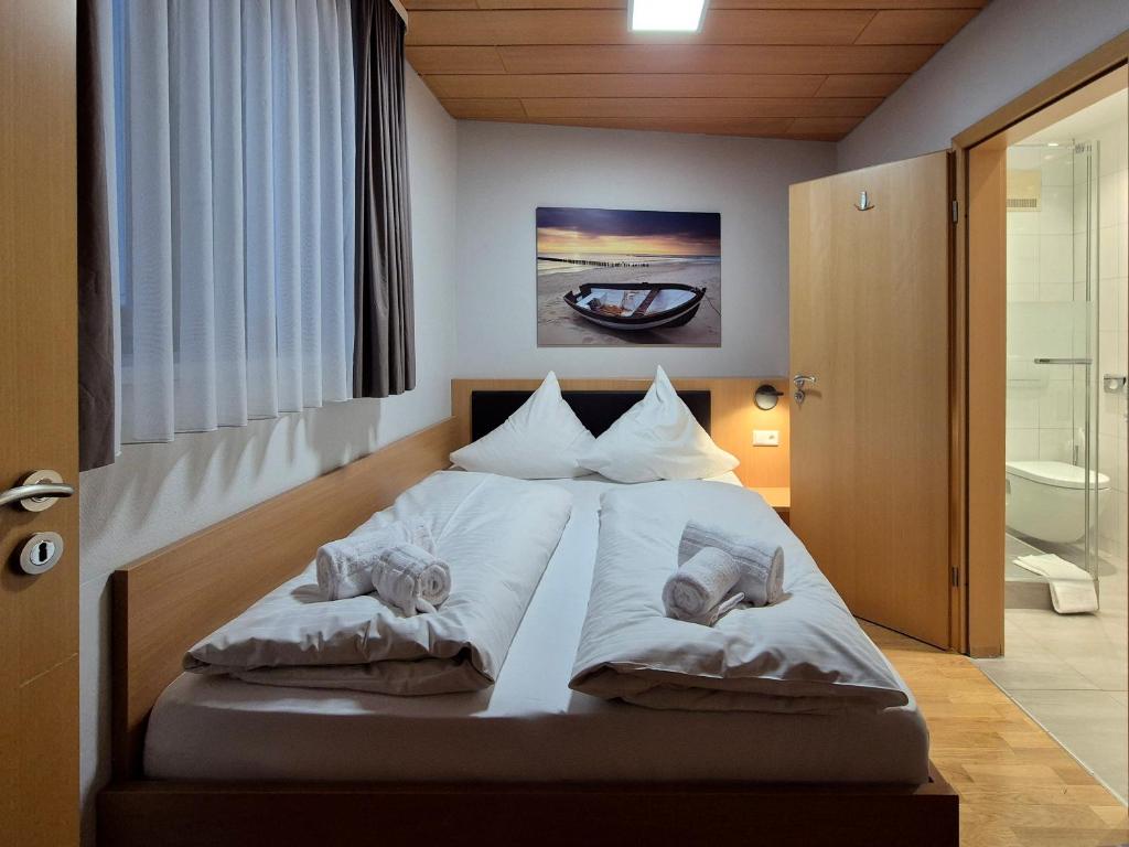 Postel nebo postele na pokoji v ubytování Hotel Mäuerle