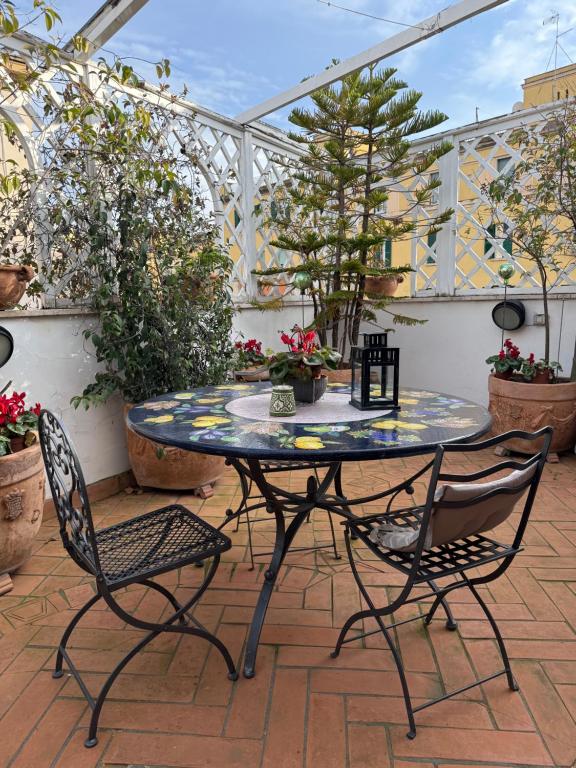 En balkon eller terrasse på Attico Le Castelline