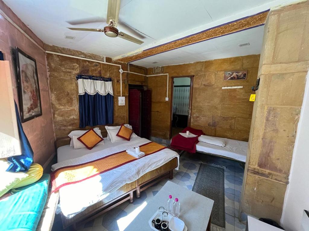 Postel nebo postele na pokoji v ubytování Peace & Love Hostel Jaisalmer