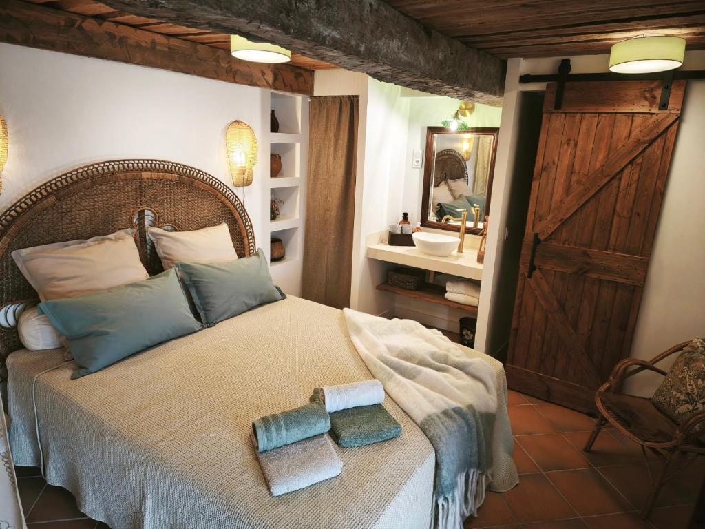 une chambre avec un lit avec deux serviettes dessus dans l'établissement Cabanon provençal, piscine et jacuzzi partagés, au Luc