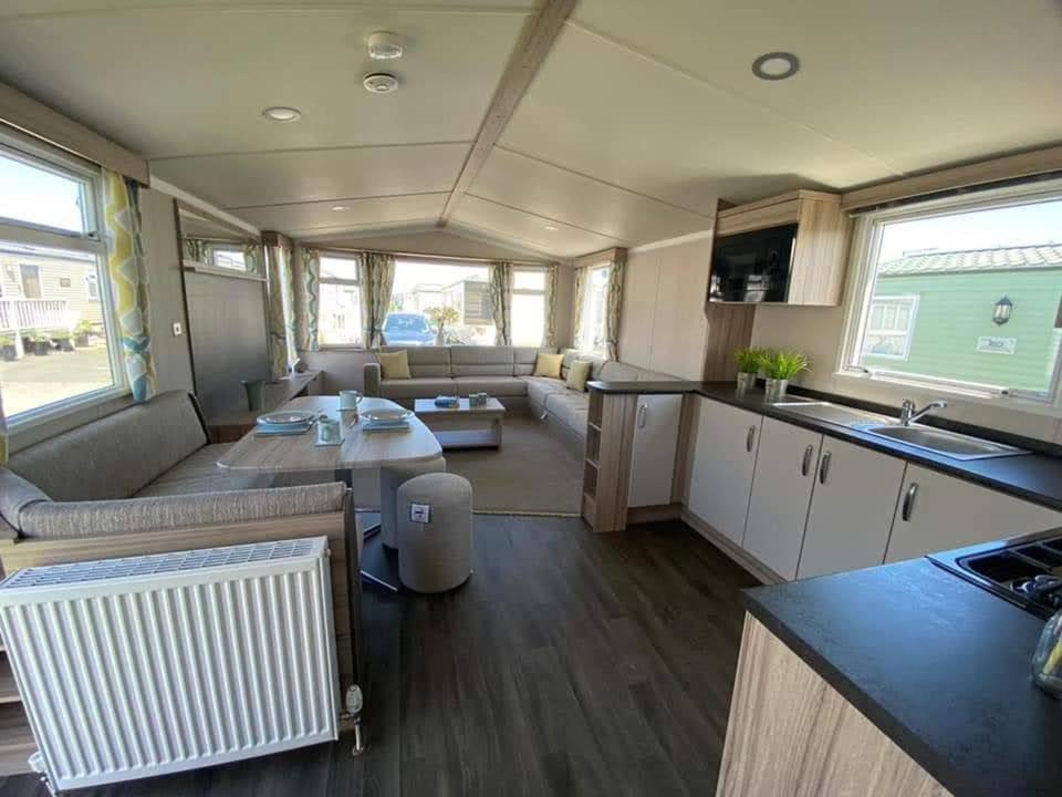 RhuddlanにあるSun Valley Caravan Park Rhuddlan RHYLのRVのキッチンとリビングルーム