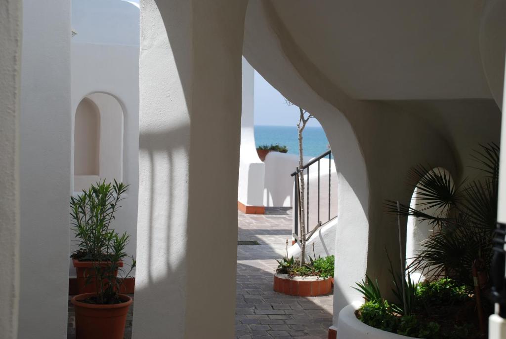Widok na morze z tego aparthotelu