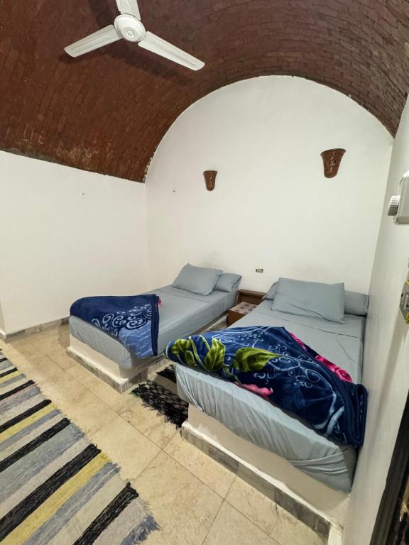 Postel nebo postele na pokoji v ubytování king kassem nubian guest house