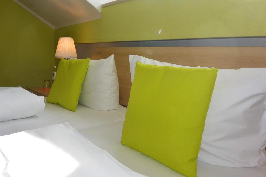 Postel nebo postele na pokoji v ubytování Hotel Schlee