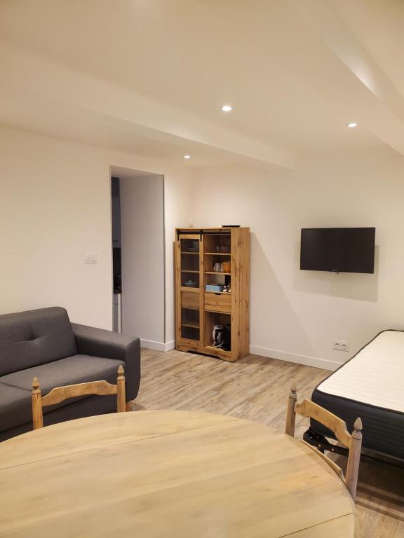 Un televizor și/sau centru de divertisment la Studio rez de chaussée maison proximité station ski