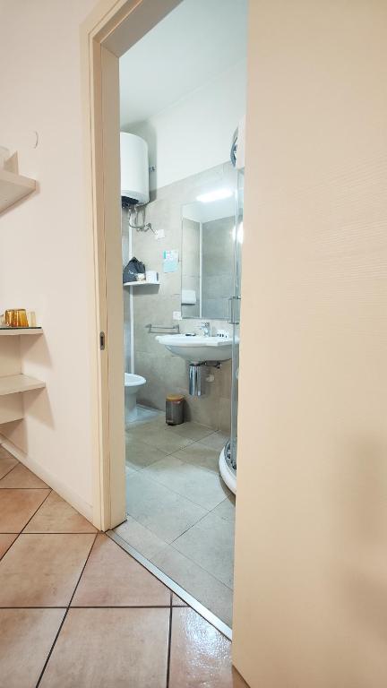 A bathroom at Giardino Giusti House & Court