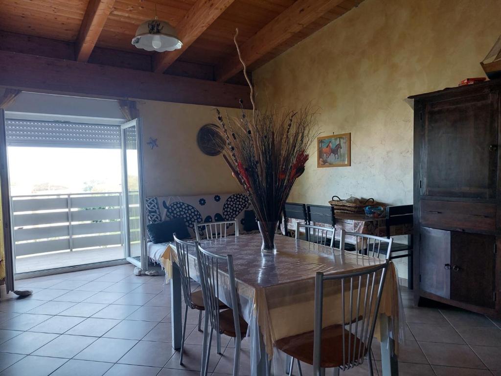 Un comedor con mesa y sillas de madera. en Elvira, en Marina di Montenero