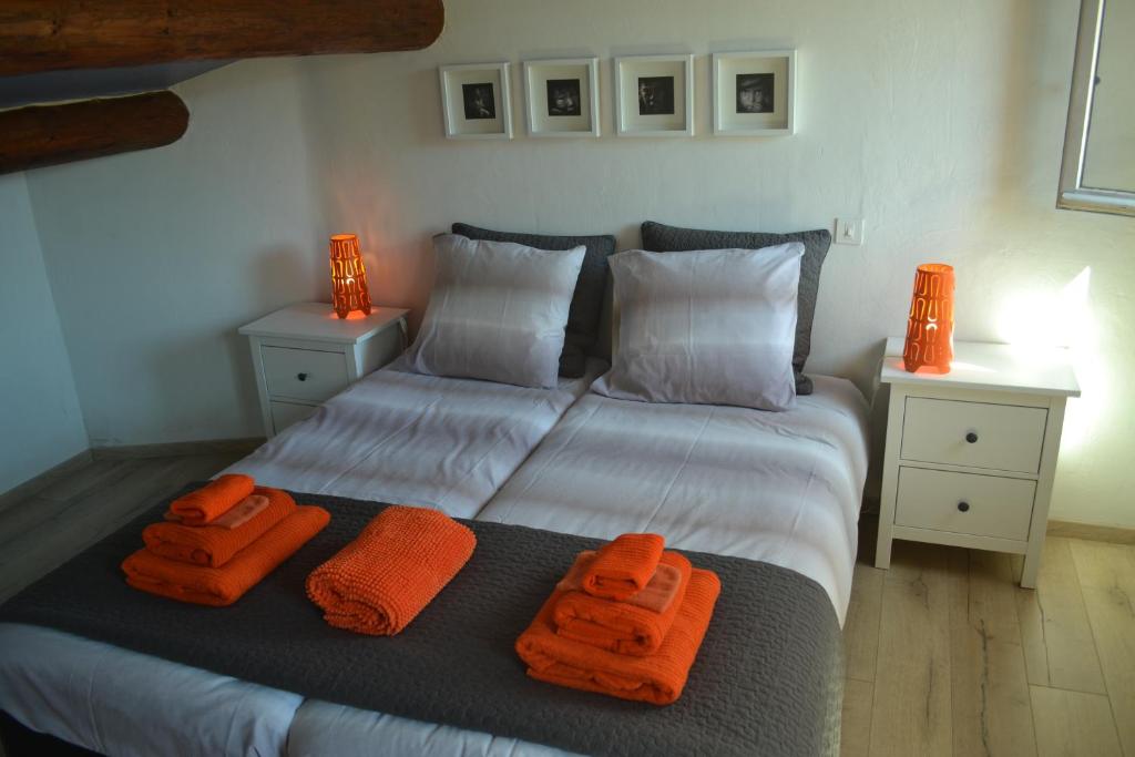 ビュイ・レ・バロニにあるVilla Pialatsのベッドルーム1室(オレンジのタオルが付いたベッド2台付)