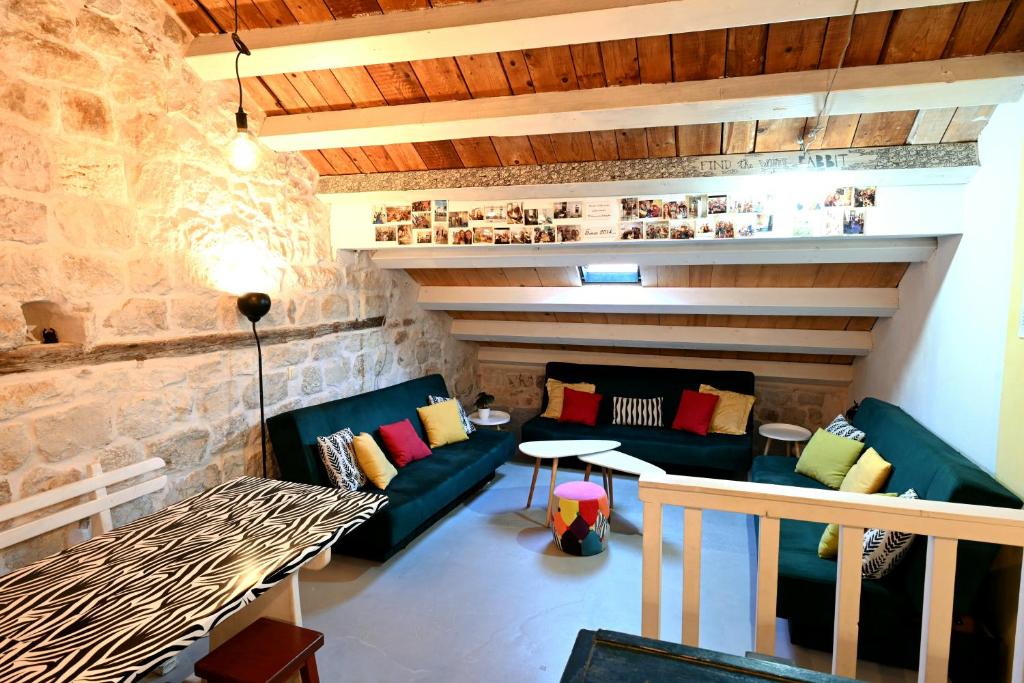Posezení v ubytování White Rabbit Hostel