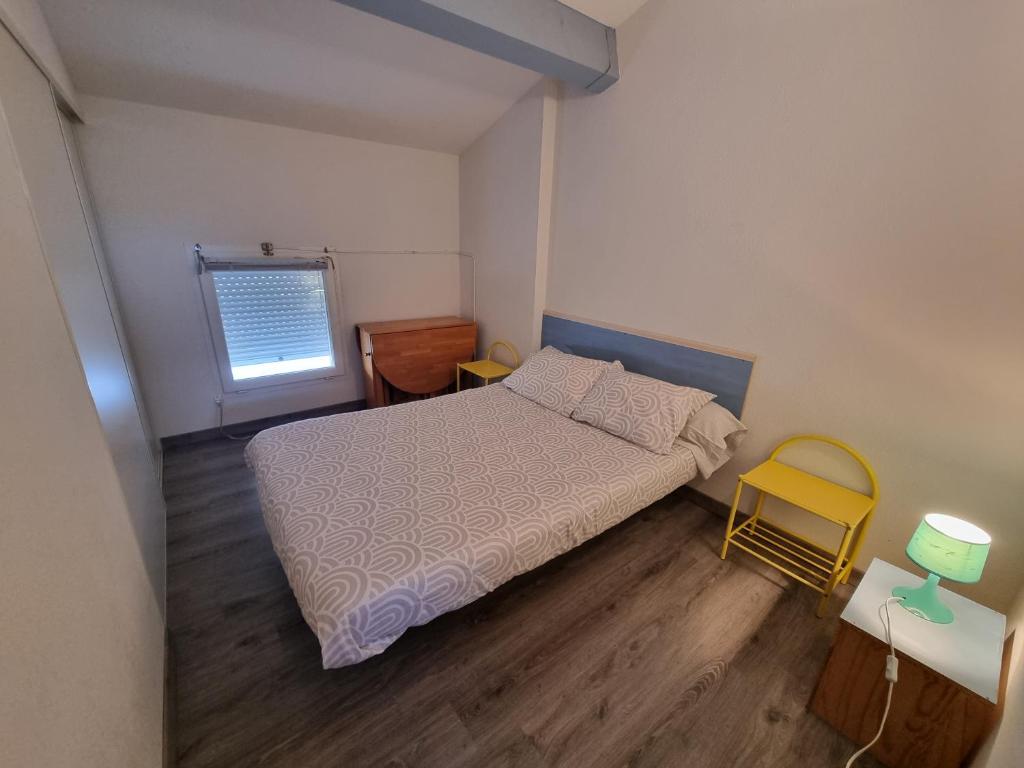 Giường trong phòng chung tại À 50m de la plage, emplacement idéal, spacieuse maison, 3 grandes chambres 6 couchages, devant la grande plage