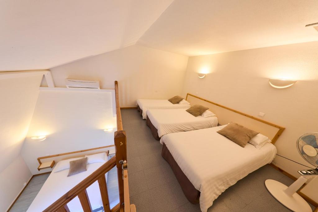 Postel nebo postele na pokoji v ubytování Hôtel-Restaurant Le Calice Du Gevaudan - A75