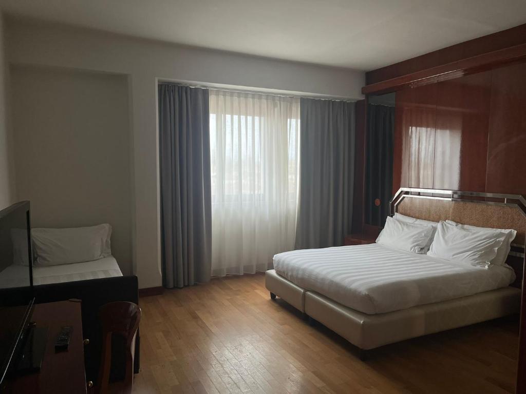 Łóżko lub łóżka w pokoju w obiekcie Hotel Napoleon