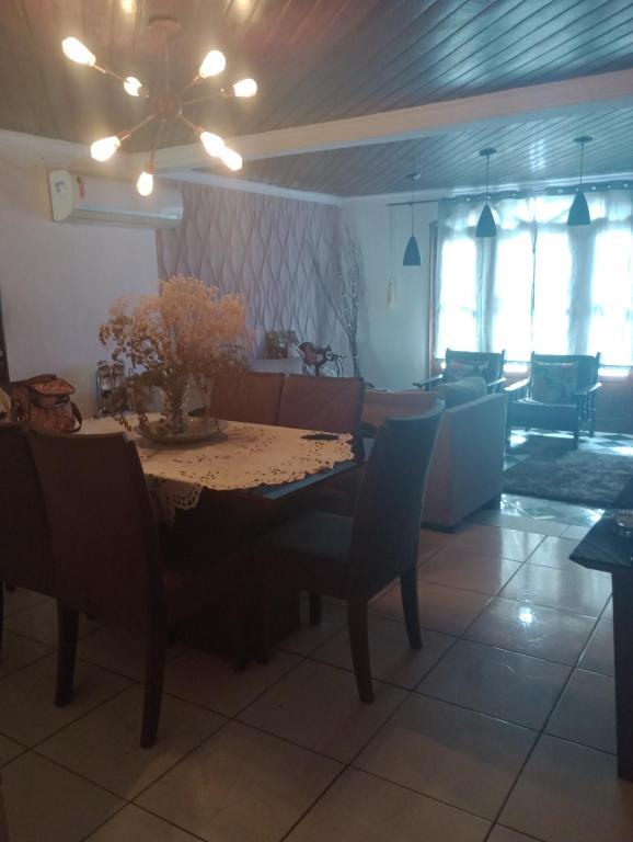 a dining room with a table and chairs at Casa térrea , bem localizada in Belém
