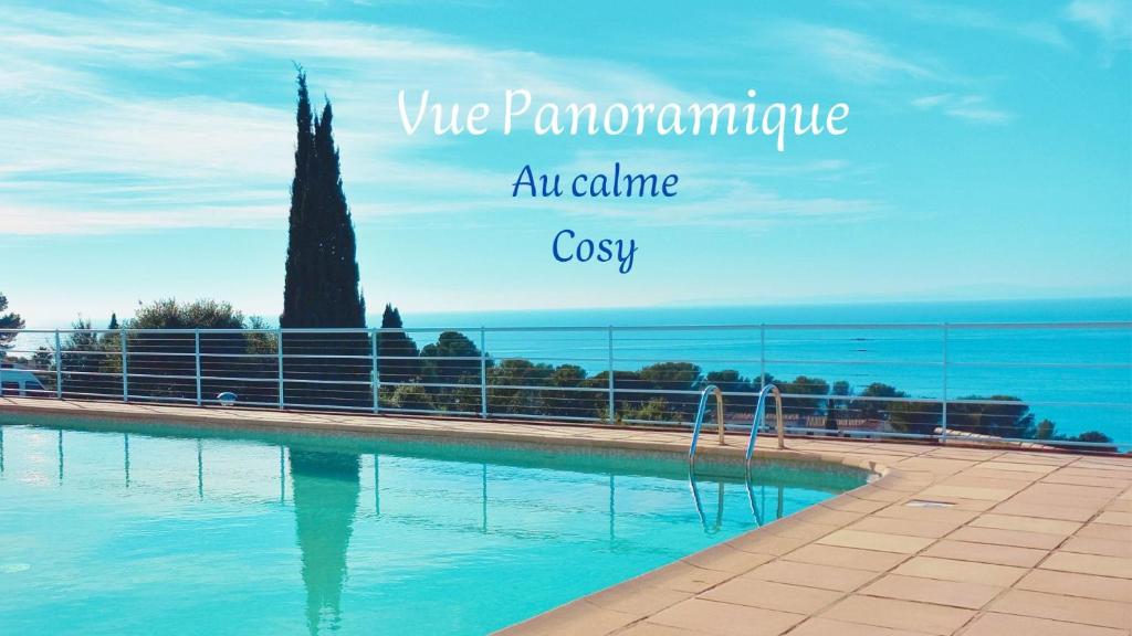 une photo d'une piscine avec un spectacle de vin et une connexion en ligne confortable dans l'établissement Appartement panorama Boulouris, à Saint-Raphaël