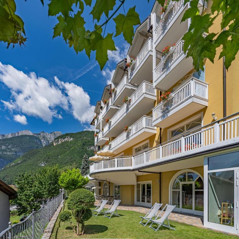Nespecifikovaný výhled na hory nebo výhled na hory při pohledu z hotelu
