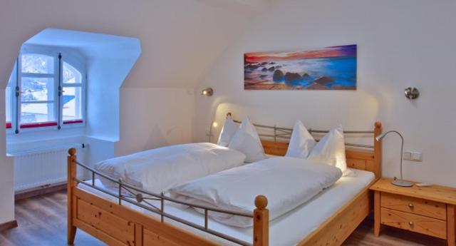 Postel nebo postele na pokoji v ubytování Hotel Garni Ammergauer Hof