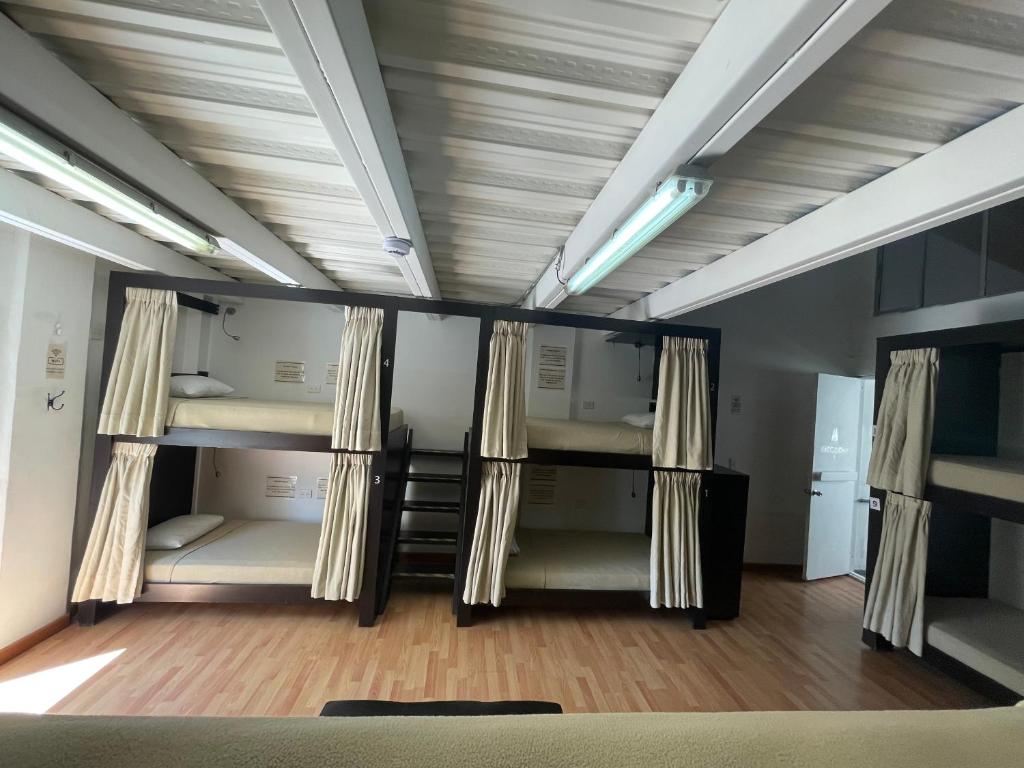 Postel nebo postele na pokoji v ubytování Hostal Lleras Calle 8