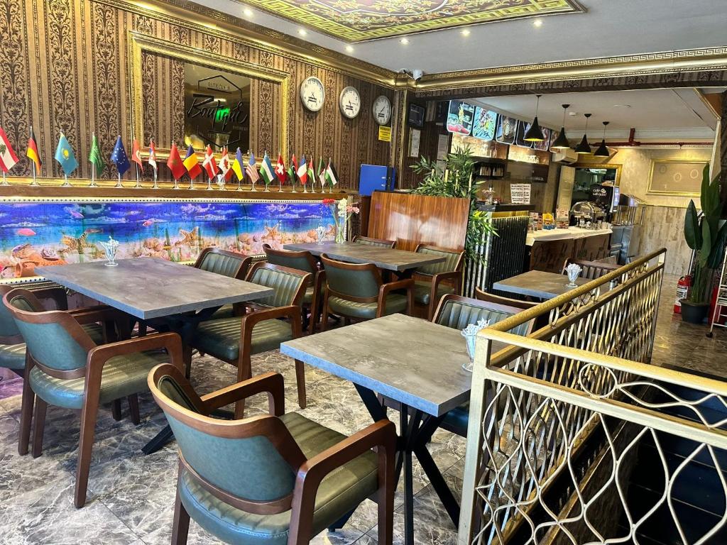 Restaurace v ubytování Maranda Suit Hotel
