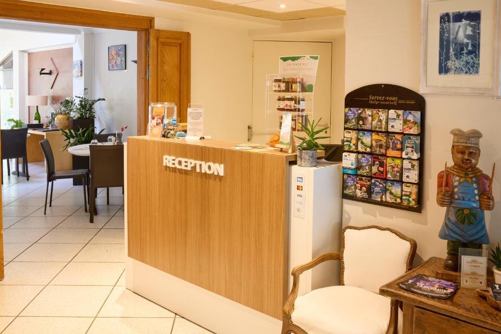 Vstupní hala nebo recepce v ubytování Hôtel-Restaurant Le Calice Du Gevaudan - A75