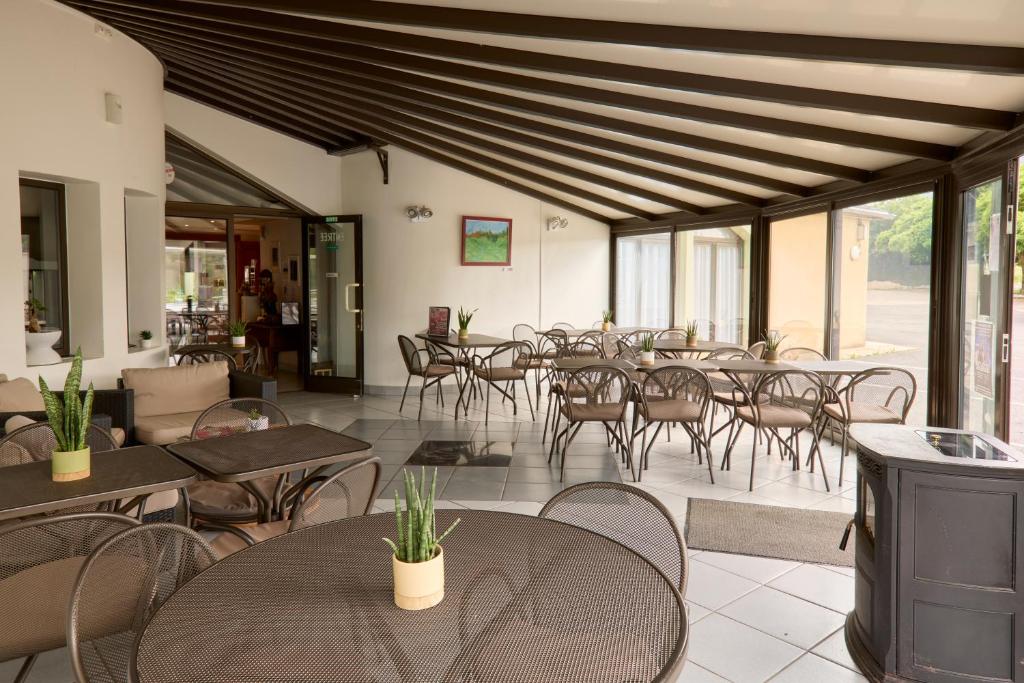 Restaurace v ubytování Hôtel-Restaurant Le Calice Du Gevaudan - A75