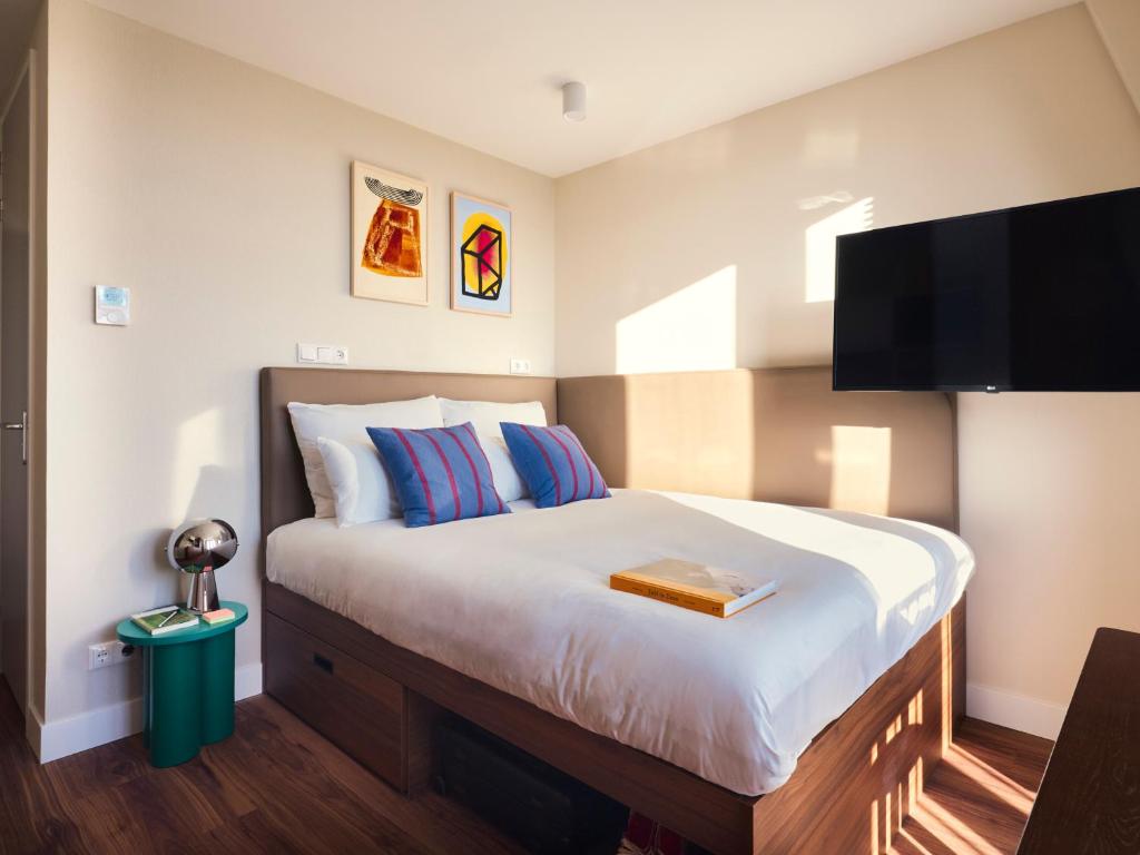 
Medium Studio with Kitchen and Balcony
