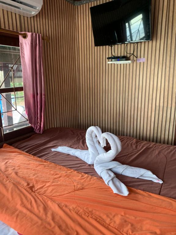Postel nebo postele na pokoji v ubytování Koh Samed Lungdrum Hurtbeach