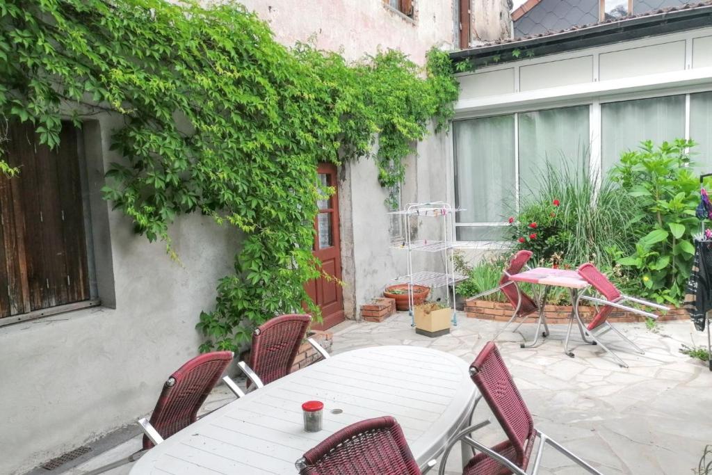 Vonkajšia záhrada v ubytovaní Studio charmant à Néris-les-Bains, 20 m², avec terrasse C