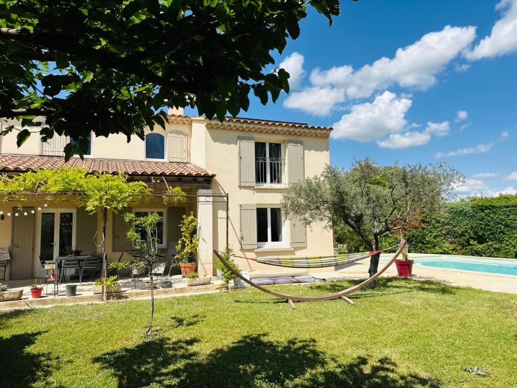 une villa avec un jardin et une piscine dans l'établissement Villa JELOD, piscine jardin sans vis à vis, à Saint-Rémy-de-Provence